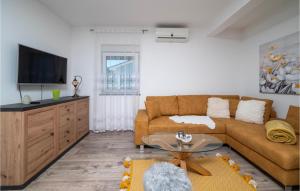 Gorgeous Apartment In Valbandon 