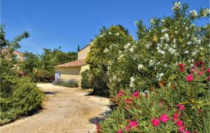 Maisons de vacances Beautiful Home In St-Paulet-De-Caisson : photos des chambres
