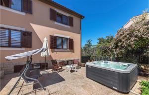 Amazing Apartment In Pula With Jacuzzi 