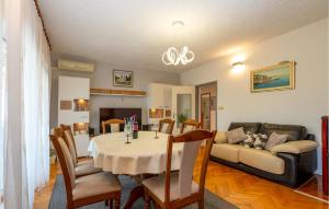 Three-Bedroom Apartment In Rovanjska