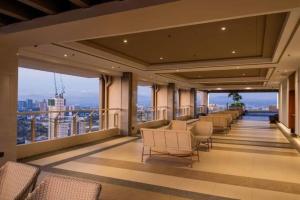 1-BR Condo with Pool & Skyline Views in Pasig