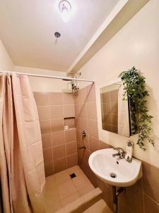1-BR Condo with Pool & Skyline Views in Pasig