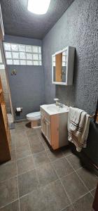 Habitacion privada con baño regadera y cocina E