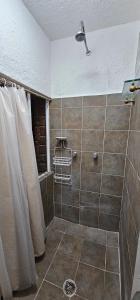 Habitacion privada con baño regadera y cocina E