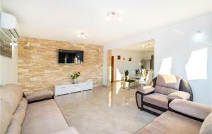 Awesome Home In Modric 