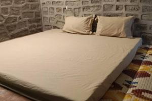 Riverside Hobbit House 10mins from Bhimtal