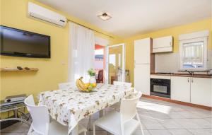2 Bedroom Cozy Apartment In Povljana
