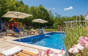 Four-Bedroom Holiday Home In Grubine - Šumet