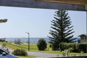 Hosts on the Coast Tiki Retreat - Whiritoa