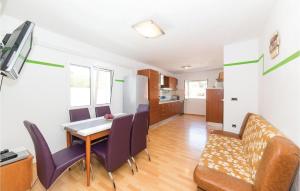 6 Bedroom Beautiful Home In Okrug Donji 