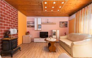 2 Bedroom Lovely Apartment In Pula 