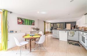 Maisons de vacances Awesome Home In Pardailhan With Kitchen : photos des chambres