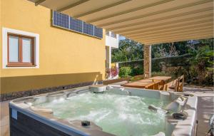 Nice Apartment In Salatici With Jacuzzi 