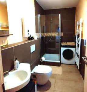 RIVER VIEW NEAR FRANKFURT - 3 ROOMS-4 BEDS & 1 SOFA BED -AIR CONDITION- Private PARKING