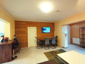 RIVER VIEW NEAR FRANKFURT - 3 ROOMS-4 BEDS & 1 SOFA BED -AIR CONDITION- Private PARKING