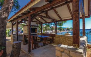 2 Bedroom Awesome Apartment In Banjol 