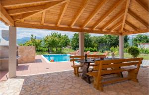 6 Bedroom Cozy Home In Prolozac 