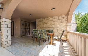2 Bedroom Beautiful Apartment In Grebastica 
