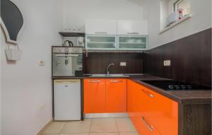 Nice Apartment In Salatici With Jacuzzi 