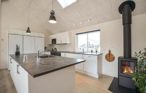 8 Bedroom Beautiful Home In Grenaa