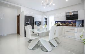 Beautiful Home In Stobrec With Sauna 