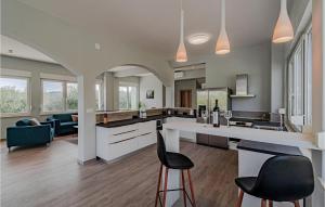 Nice Home In Sreser With Jacuzzi