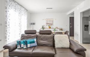 4 Bedroom Amazing Apartment In