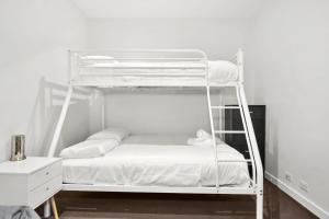 Mr Clarke - Cityscape 2BR with Parking