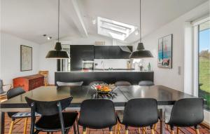 5 Bedroom Stunning Home In Knebel