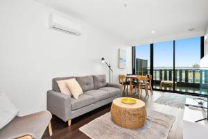 Mr Clarke - Cityscape 2BR with Parking