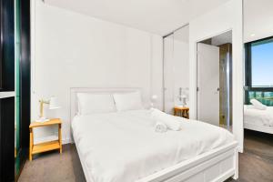 Mr Clarke - Cityscape 2BR with Parking