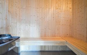 8 Bedroom Beautiful Home In Grenaa