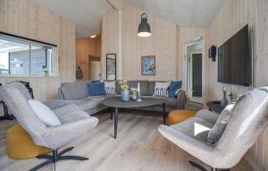 8 Bedroom Beautiful Home In Grenaa