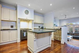 Bowen Street Family Retreat with Pool