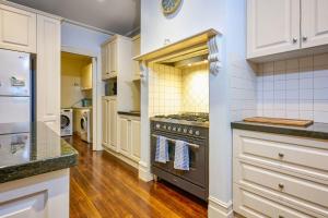 Bowen Street Family Retreat with Pool