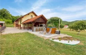 Gorgeous Home In Klanac With Kitchen - Bužim