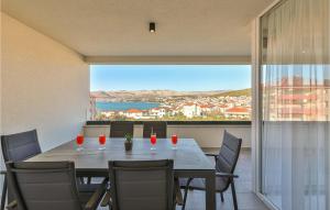 Lovely Apartment In Okrug Gornji 