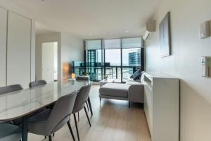 The Dockhouse with spectacular River & Beach Views
