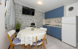 1 Bedroom Lovely Home In Suhi Potok-Jesenice 
