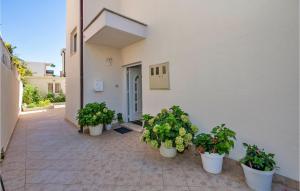 Lovely Apartment In Makarska With Kitchen 