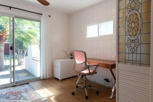 1970s Style Cozy Home with Fireplace Yard and Hot Tub