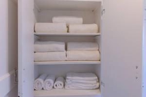 1970s Style Cozy Home with Fireplace Yard and Hot Tub