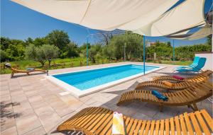 Three-Bedroom Apartment In Porec