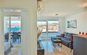 Lovely Apartment In Okrug Gornji