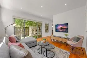 Relaxing Getaway Oasis with Patio in Charming Kew - Ivanhoe