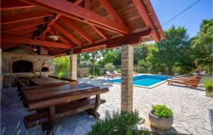 Beautiful Apartment In Pinezici With Wifi 