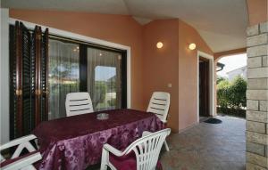 Gorgeous Home In Porec With Wifi 