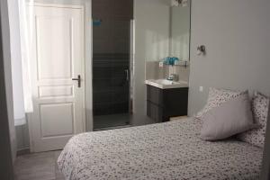 Appartements T2 Gautier proche Cite Medievale parking prive : photos des chambres
