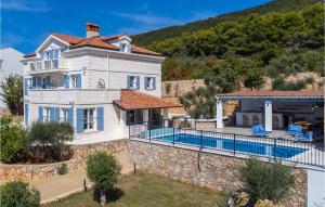 Gorgeous Home In Cres With Kitchen 
