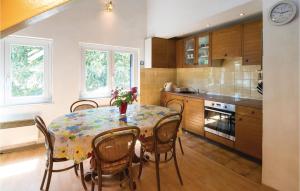 Three-Bedroom Apartment In Bibinje